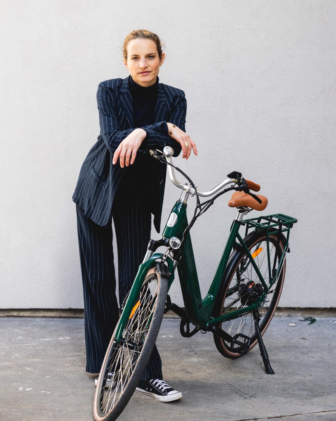 Une femme sur un vélo Brumaire